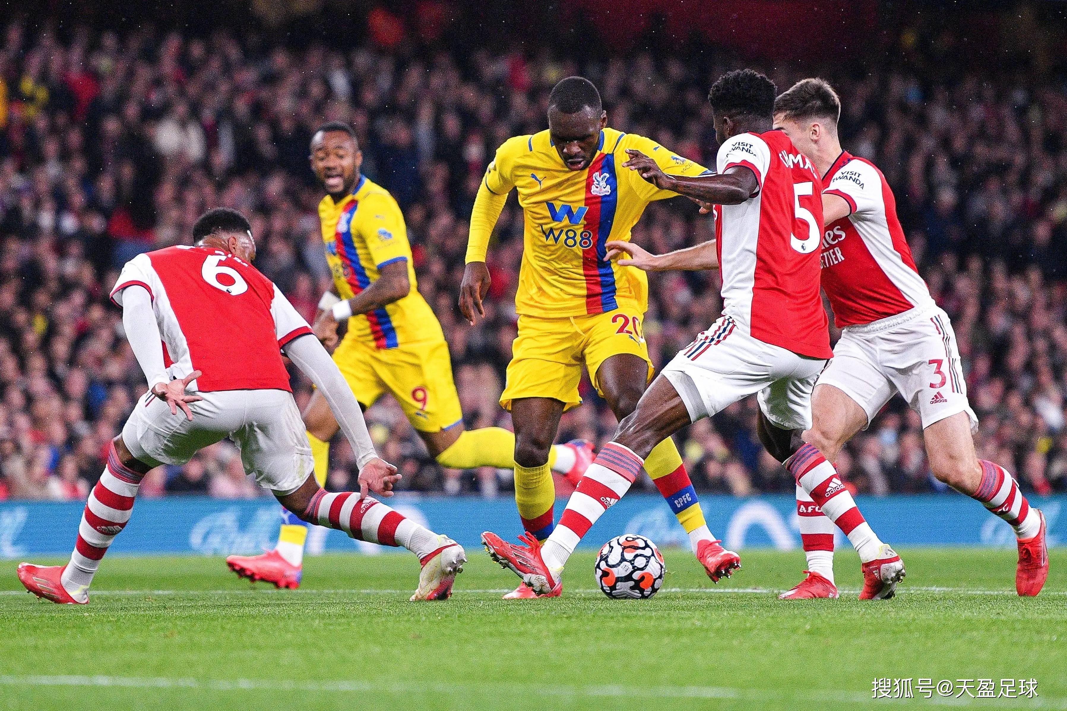 爱游戏官网-足球赛季收官，球员战斗到底