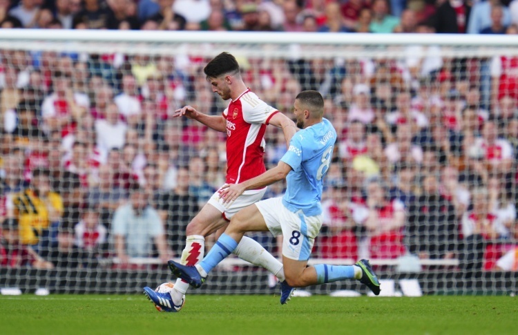 爱游戏官方入口-曼城重回榜首，势如破竹连胜不断