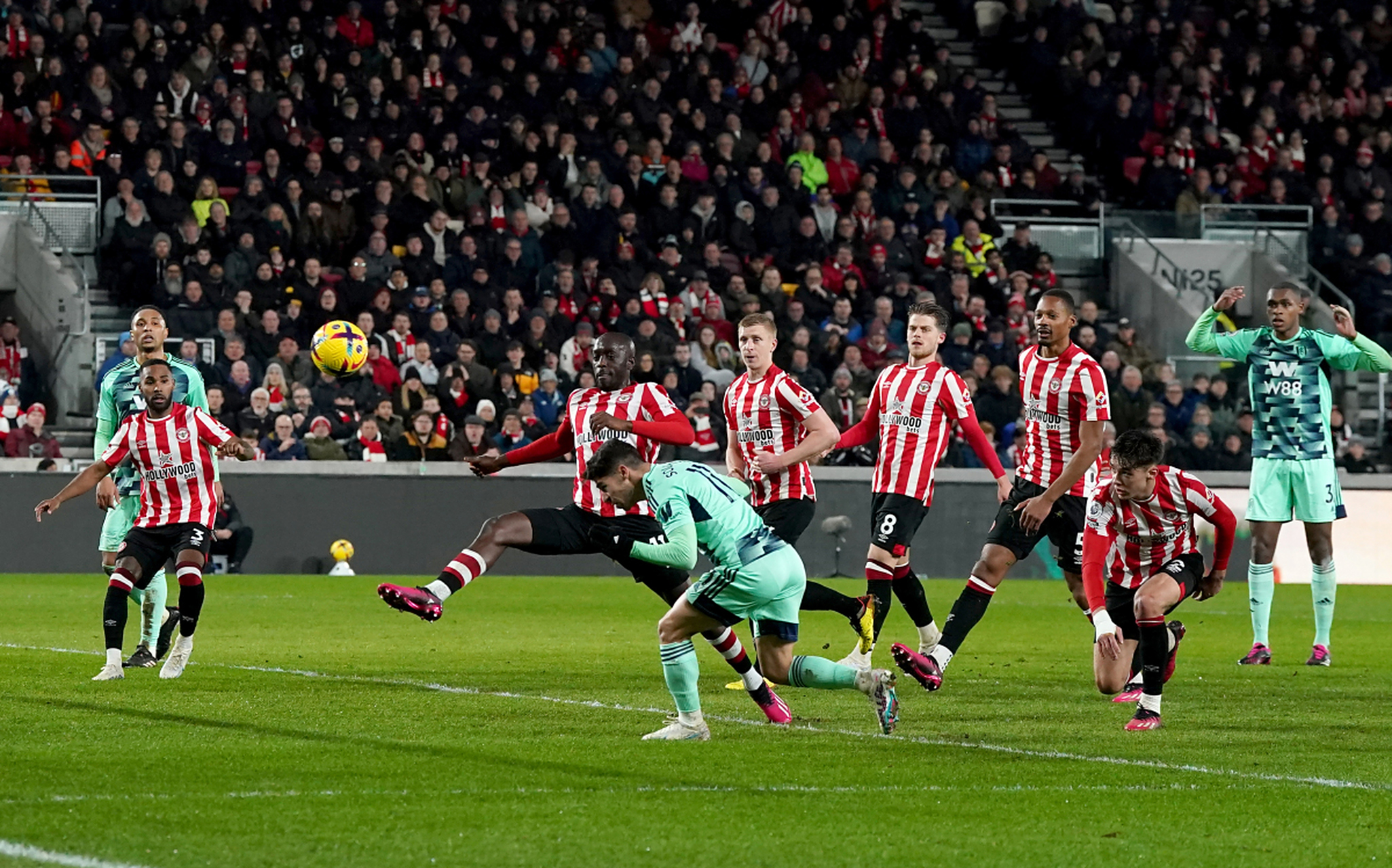 绿茵场上对决激烈，球队足坛巨星出色表现