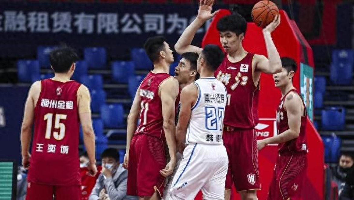 球队在全球篮球赛上战胜强大对手赢得冠军