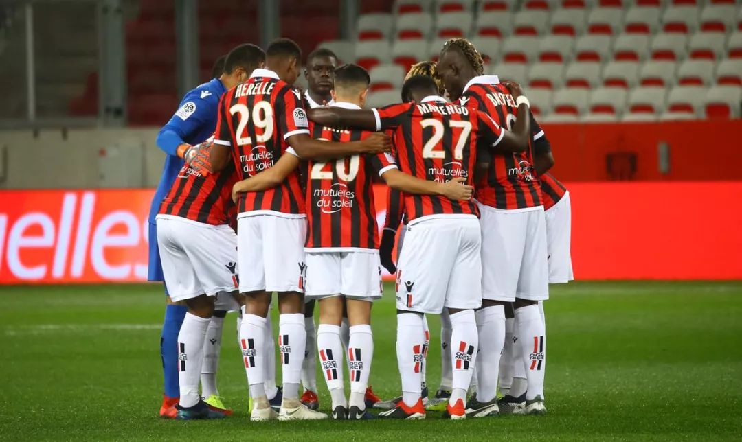 摩纳哥队在关键比赛中战胜对手，进军下一轮