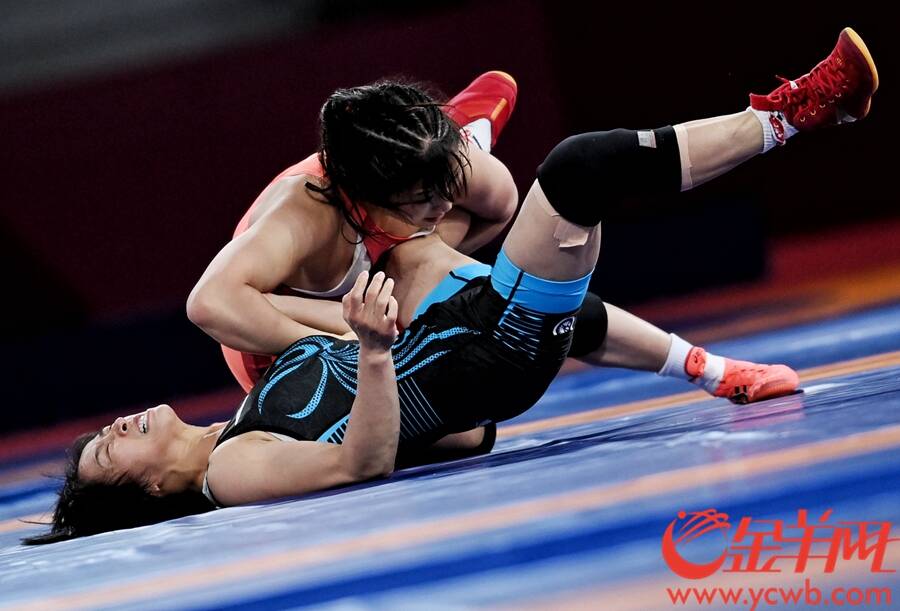 包含自由式摔跤比赛中壮观场面震撼全场的词条