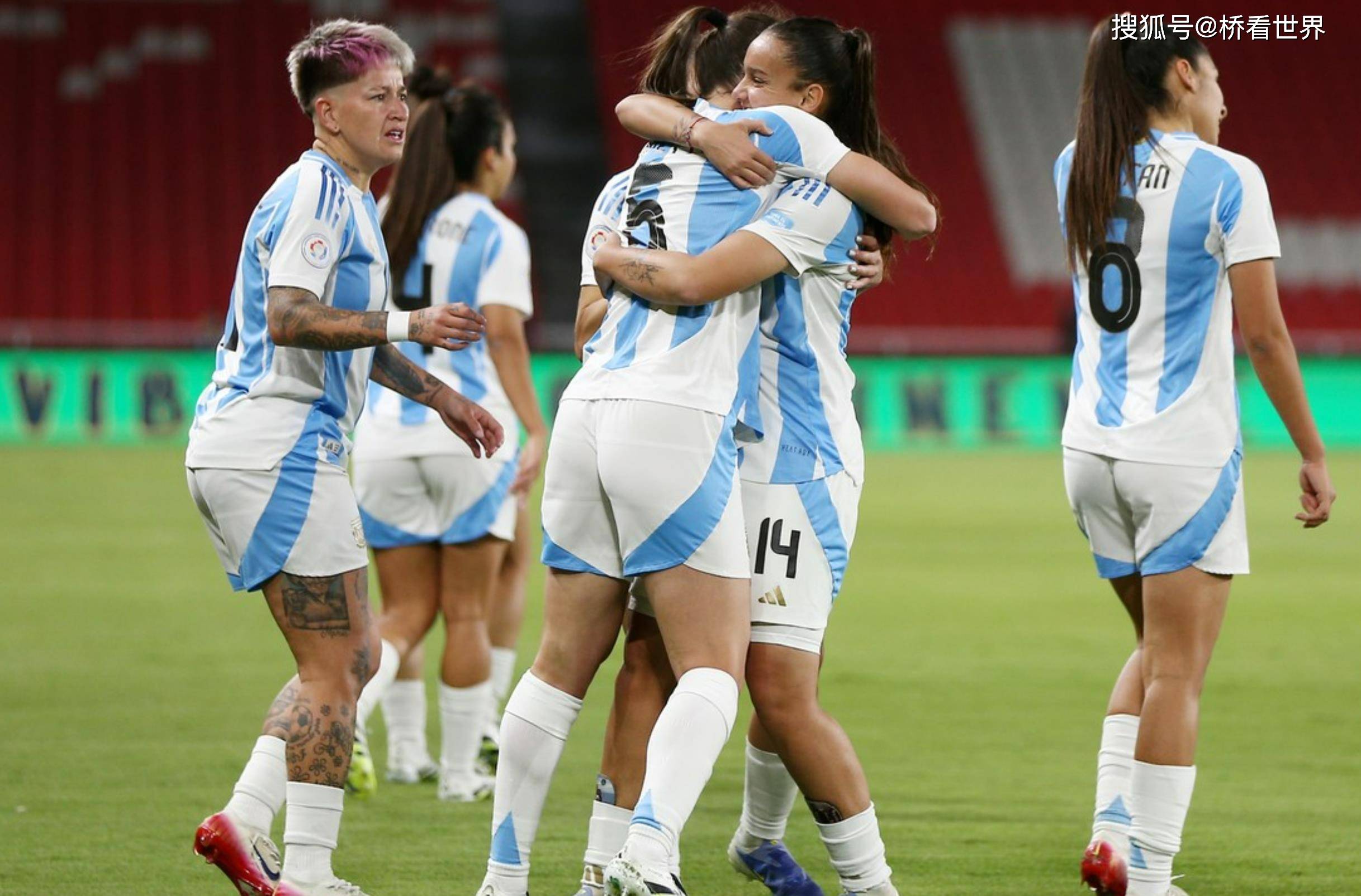 比赛进行中：女足队伍奇招连连展现