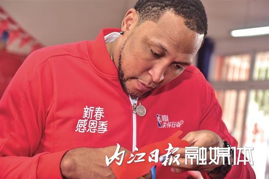 NBA主力球员赛后致谢观众，展露感恩之心的简单介绍
