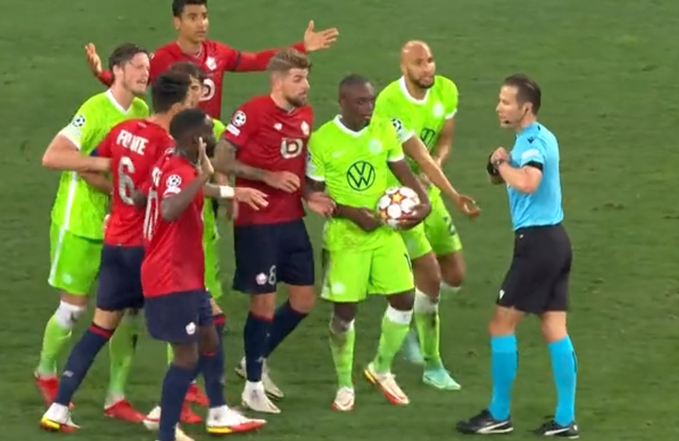 包含沃尔夫斯堡队不可一世，豪取胜利的词条