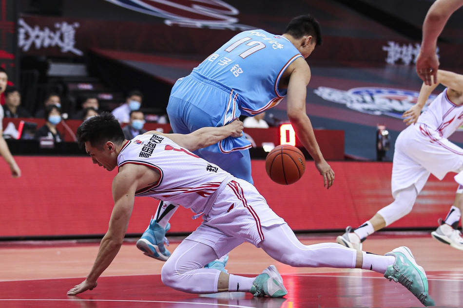 包含凯泽斯劳滕客场惊险逆转，势如破竹的词条